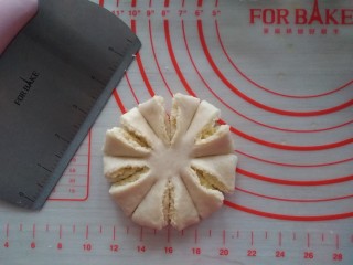椰蓉花朵面包,每一瓣的中间再切一刀