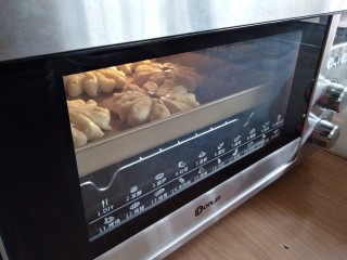椰蓉花朵面包,放入已经预热好165度的东菱k40c烤箱，中下层烘烤15至18分钟左右