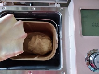 椰蓉花朵面包,面团和好后，将面团留在面包桶内盖上盖子，待面团发酵两倍大