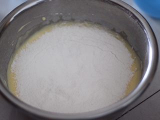 椰香纸杯小蛋糕,加入过筛后的低粉，拌匀!