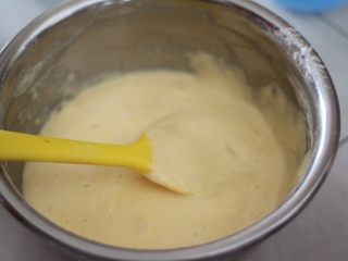 椰香纸杯小蛋糕,然后倒回原来的面糊里，翻拌均匀后加入椰蓉，继续拌匀!