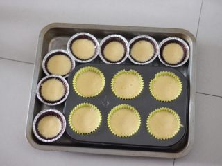 椰香纸杯小蛋糕,烤箱180度预热，将面糊倒入模具中，烤12至15分钟左右即可，表面可再撒些椰蓉!