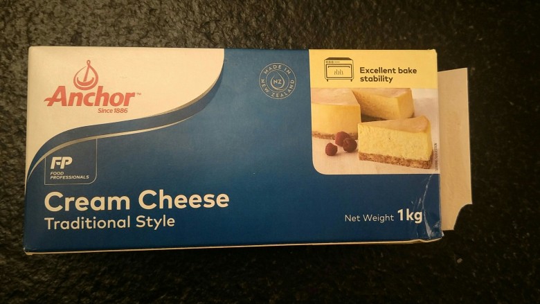 简单版轻乳酪蛋糕(8寸),这次买了安佳的1kg<a style='color:red;display:inline-block;' href='/shicai/ 48598'>奶油奶酪</a>只要56块比小块的便宜一般还多!喜欢奶酪的不要错过
