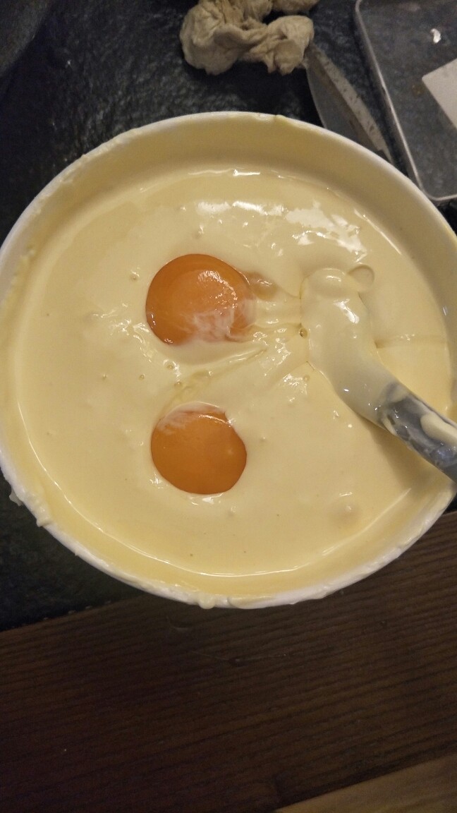 简单版轻乳酪蛋糕(8寸),打5个蛋黄慢慢搅入，搅均匀