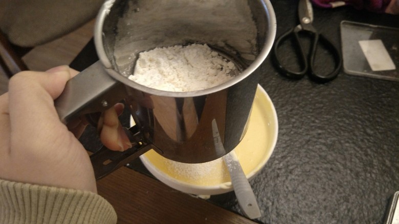 简单版轻乳酪蛋糕(8寸),筛入65g低粉搅拌