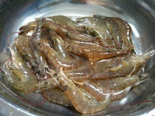 中餐厅~豌豆炒虾仁,我们首先要准备好一份鲜活的大虾