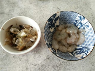 中餐厅~豌豆炒虾仁,把虾头剥下来，把虾壳去掉，只取虾仁和虾头，（记得一定要把沙嘴虾枪和虾线去掉）
