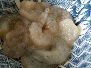 中餐厅~豌豆炒虾仁,放料酒盐胡椒粉和淀粉腌制一下