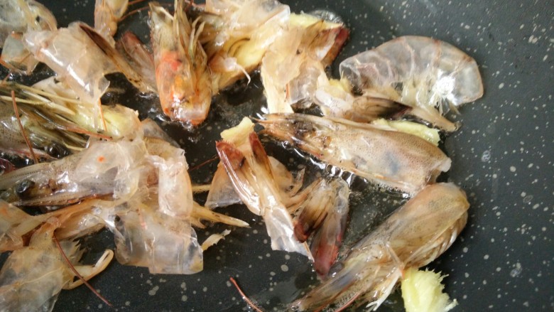 中餐厅~豌豆炒虾仁,把剥好的大虾放进去炒，最好把虾脑都给挤压出来