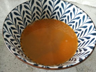 中餐厅~豌豆炒虾仁,最后煮好的虾汤就碗底这么一点，留起来备用