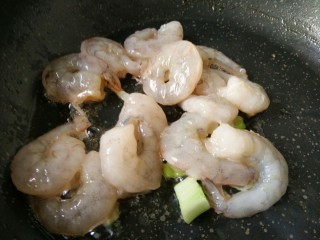 中餐厅~豌豆炒虾仁,锅底放油加葱炒香，然后把腌好的虾仁放进去炒