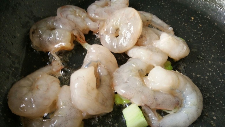 中餐厅~豌豆炒虾仁,锅底放油加葱炒香，然后把腌好的虾仁放进去炒