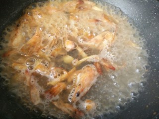中餐厅~豌豆炒虾仁,这个时候我们开始练虾汤，倒入开水直接煮就可以