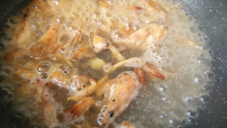 中餐厅~豌豆炒虾仁,这个时候我们开始练虾汤，倒入开水直接煮就可以