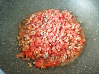 番茄肉酱意面,下入番茄翻炒。