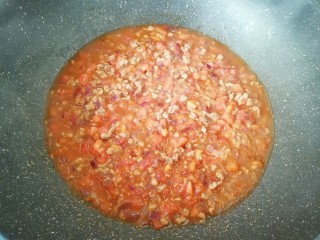 番茄肉酱意面,直至炒出汤汁，放盐和糖调味。