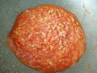 番茄肉酱意面,最后放番茄酱，翻炒至酱汁浓稠关火，盛出备用。
