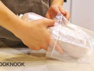 感恩栗子火鸡腿卷,将火鸡腿卷放入耐高温厨房用封口塑料袋中 先不要封口