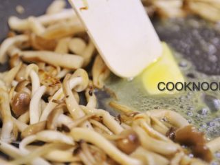感恩栗子火鸡腿卷,蟹味菇和白玉菇,炒至软香
倒入10克黄油 搅拌均匀
