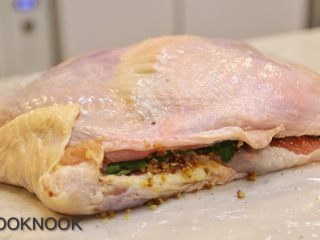 感恩栗子火鸡腿卷,用另一块火鸡腿盖上所有的食材
适当地将四周的皮 肉 收起