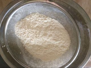 萌萌哒小熊松饼,筛入低筋面粉，加入盐；