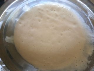 萌萌哒小熊松饼,翻拌均匀的面糊倒回剩余的1/2蛋白霜中继续翻拌均匀，松饼糊就做好了；
