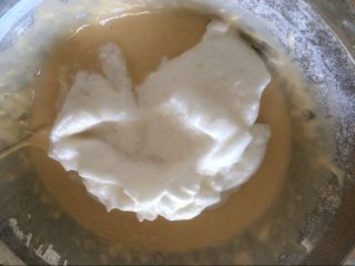 萌萌哒小熊松饼,将1/2的蛋白霜加入至蛋黄糊中，翻拌均匀；