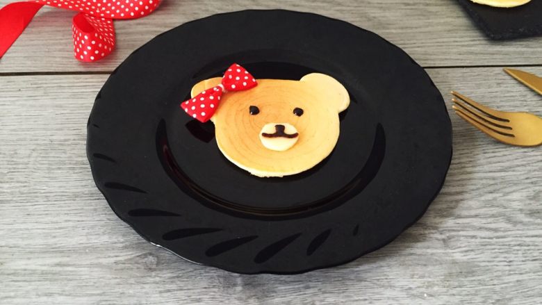 萌萌哒小熊松饼,最后用芝士片和巧克力笔来装饰下小熊的鼻子和眼睛，可爱的小熊松饼就完成了！