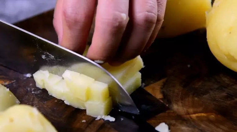 土豆也可以做到入口即化,去皮，取3/1土豆切小块