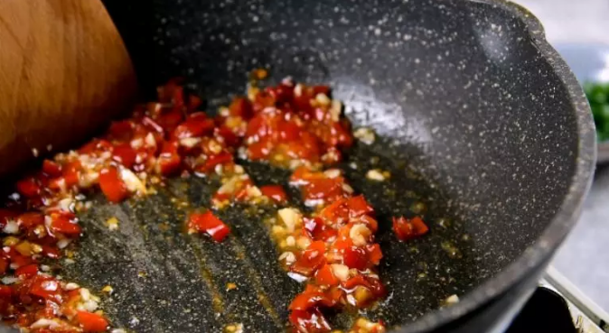 土豆也可以做到入口即化,油锅爆香蒜末，再下泡椒炒匀