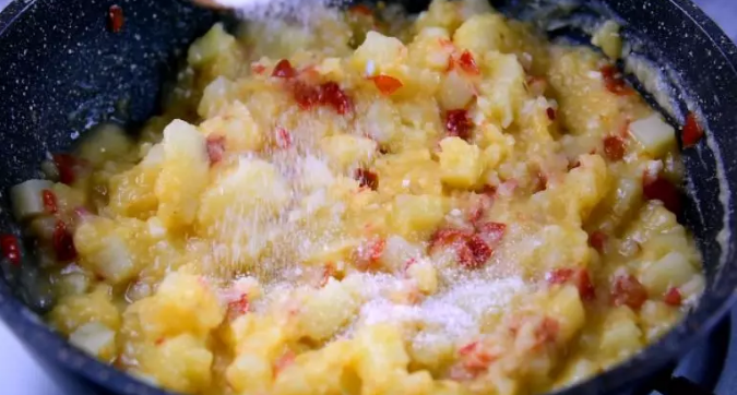 土豆也可以做到入口即化,加入盐、黑胡椒，炒至收汁即可