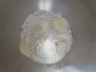 鲜奶炼乳多谷物面包,将除黄油以外的材料放入厨师机中，糖，盐对角放