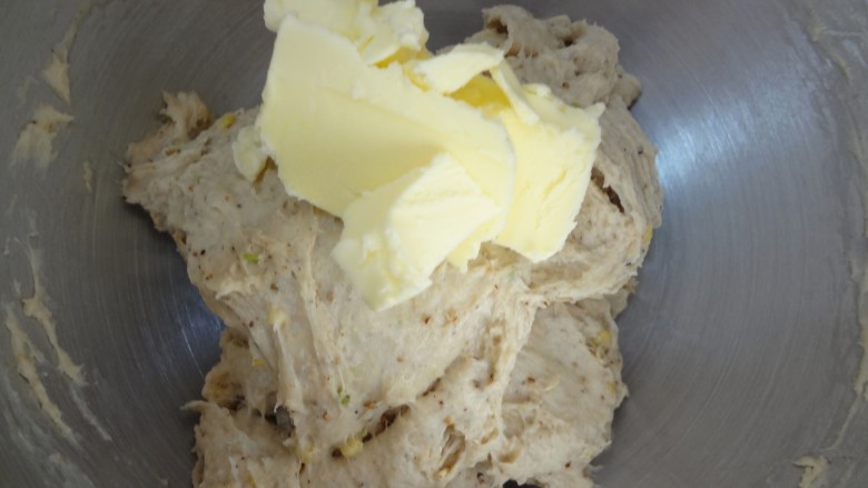 鲜奶炼乳多谷物面包,加入软化好的黄油