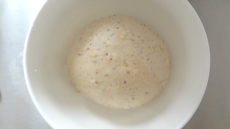 鲜奶炼乳多谷物面包,整理成光滑的面团放入碗中盖上保鲜膜开始一发，26度发酵大概一个小时