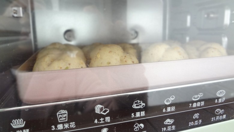 鲜奶炼乳多谷物面包,发酵完成后放入预热好的烤箱180度25分钟
