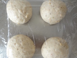 鲜奶炼乳多谷物面包,轻微排气后分割成4等份，盖上保鲜膜松弛20分钟