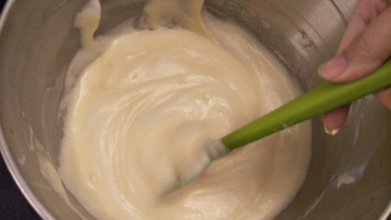 简单版轻乳酪蛋糕(8寸),把奶油霜从冰箱拿出翻版手法慢慢混合