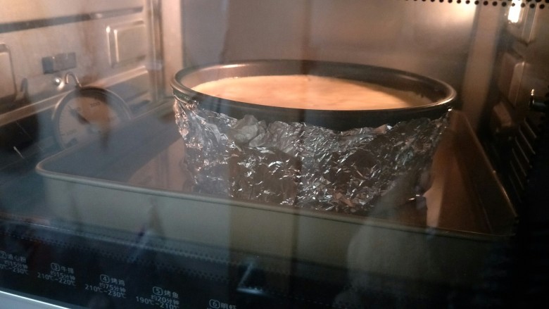 简单版轻乳酪蛋糕(8寸),烤盘倒入冷水160度烤20分钟(冷水会让烤箱温度降下一点)再转130度60分钟，烤好不要急着拿出来烤箱开一条缝自然冷却