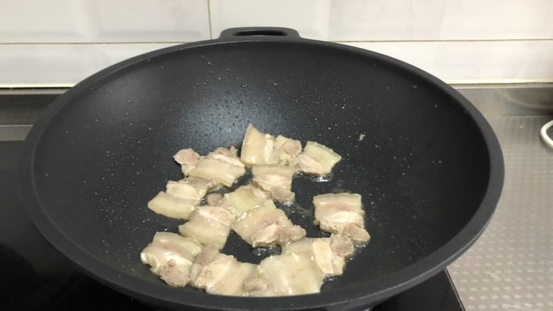 家常回锅肉,将五花肉下锅煸炒至变色出油