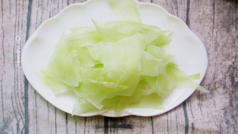 凉拌水晶莴苣,用刨皮器刨片。开水焯一分钟捞出
