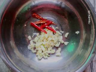 凉拌菠菜蛋皮,准备蒜末和小米椒