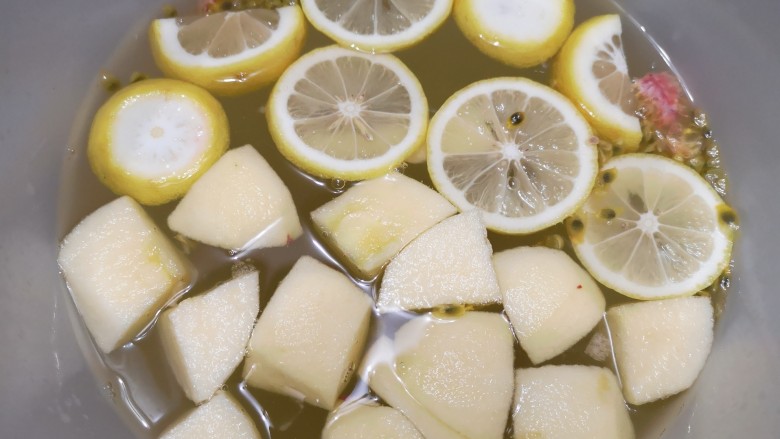 百变水果 百香果酵素,将苹果和柠檬一起放入。