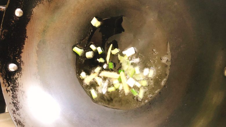 西红柿牛肉汤,锅里倒入适量食用油，放入姜丝与葱白大火炒香，约30秒。