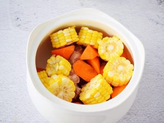 猪骨玉米胡萝卜马蹄汤,放入胡萝卜和玉米