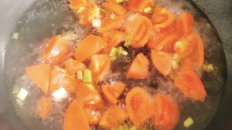 西红柿牛肉汤,倒入纯净水，并放入西红柿，盖上锅盖煮开。（锅盖不断有烟冒出表示锅里水已煮开）