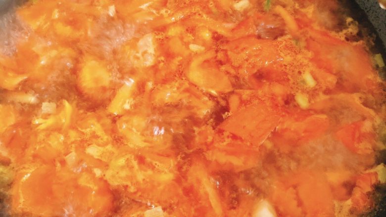 西红柿牛肉汤,捣后的西红柿汤如图所示。