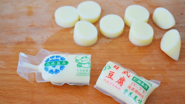 茄汁日本豆腐,<a style='color:red;display:inline-block;' href='/shicai/ 477'>日本豆腐</a>先切半切开，再从袋子挤出切成均匀大小的小块