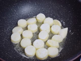 茄汁日本豆腐,锅中倒入适量的食用油烧热，放入日本豆腐