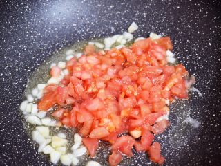 茄汁日本豆腐,加入番茄翻炒至出汁