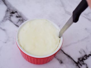 桂花奶冻,取出凝固的奶冻，用刀子在四边小心轻轻划过